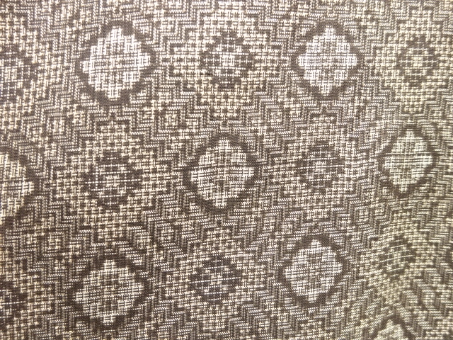 アンティーク　菱に抽象花模様織出し本場泥大島紬着物（割り込み絣）